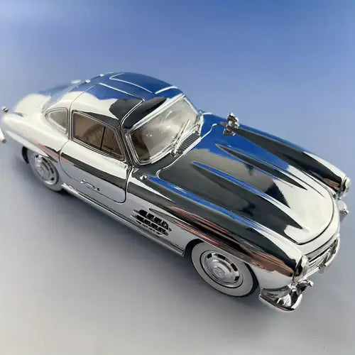 Mercedes-Benz 300 SL 1:24 diecast toy car opening detail