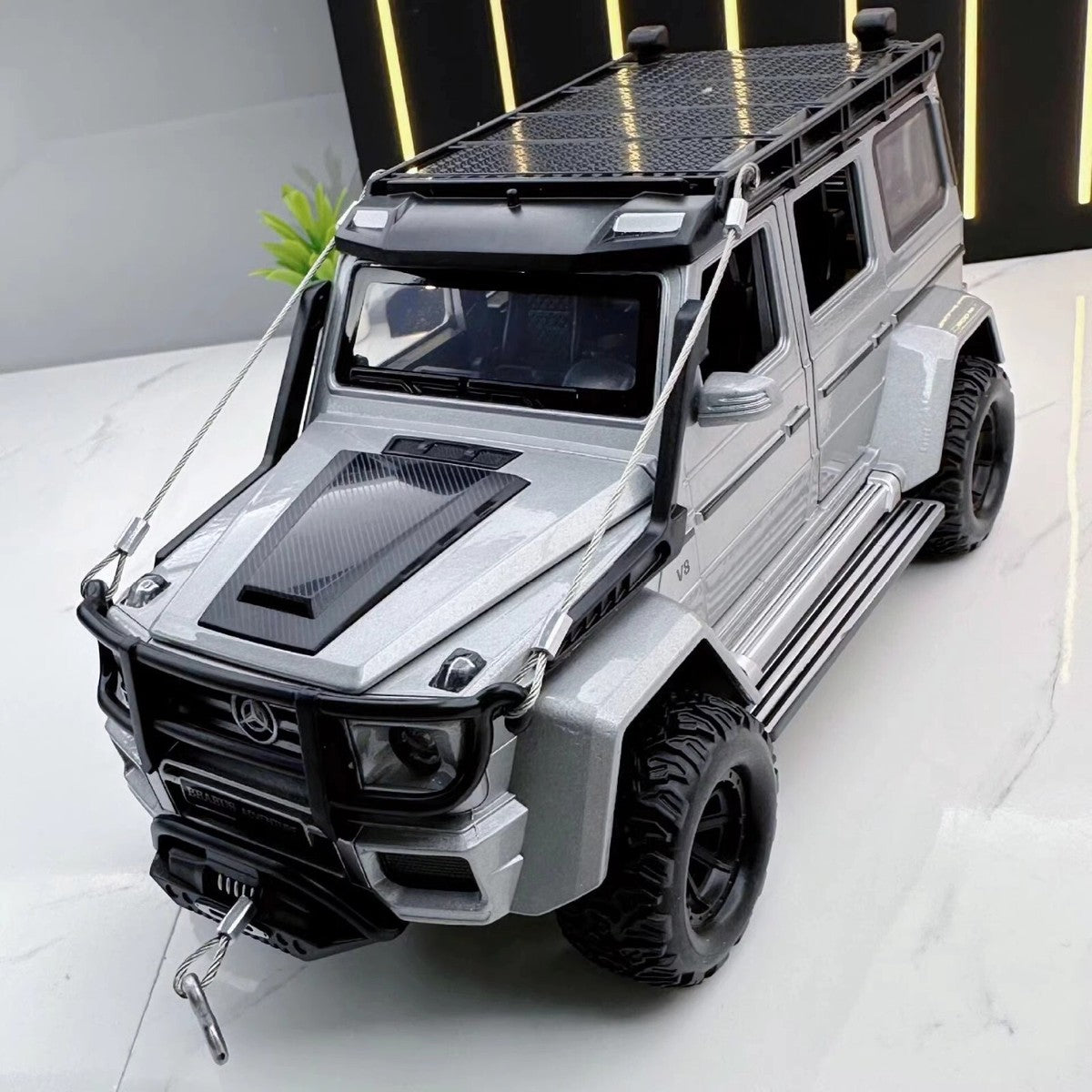 Mercedes-Benz G550 1:24 diecast toy car front angle view