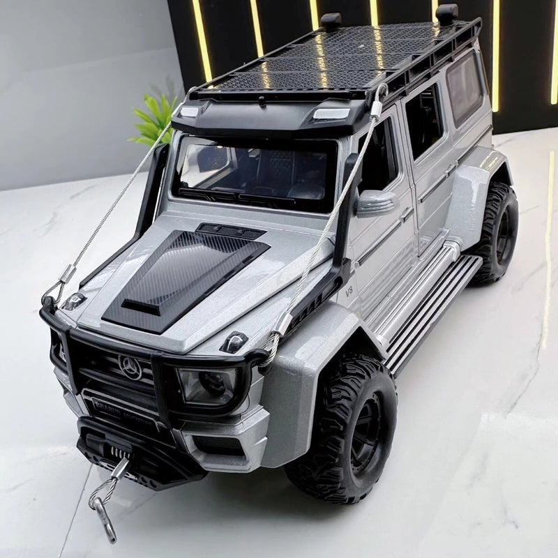 Mercedes-Benz G550 1:24 diecast toy car front angle view