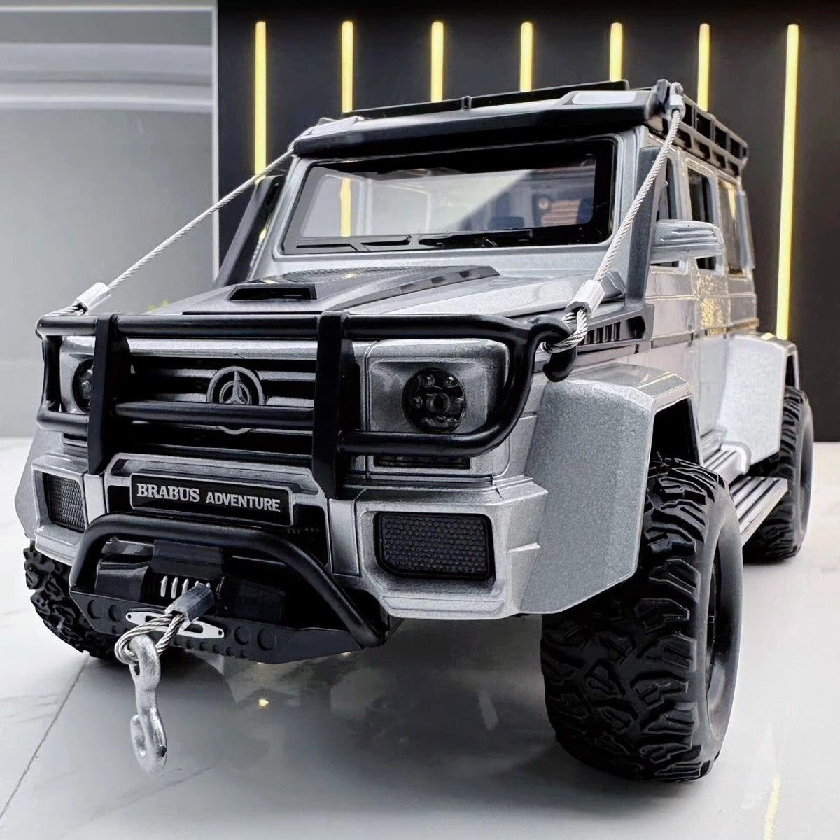 Mercedes-Benz G550 1:24 diecast toy car side view