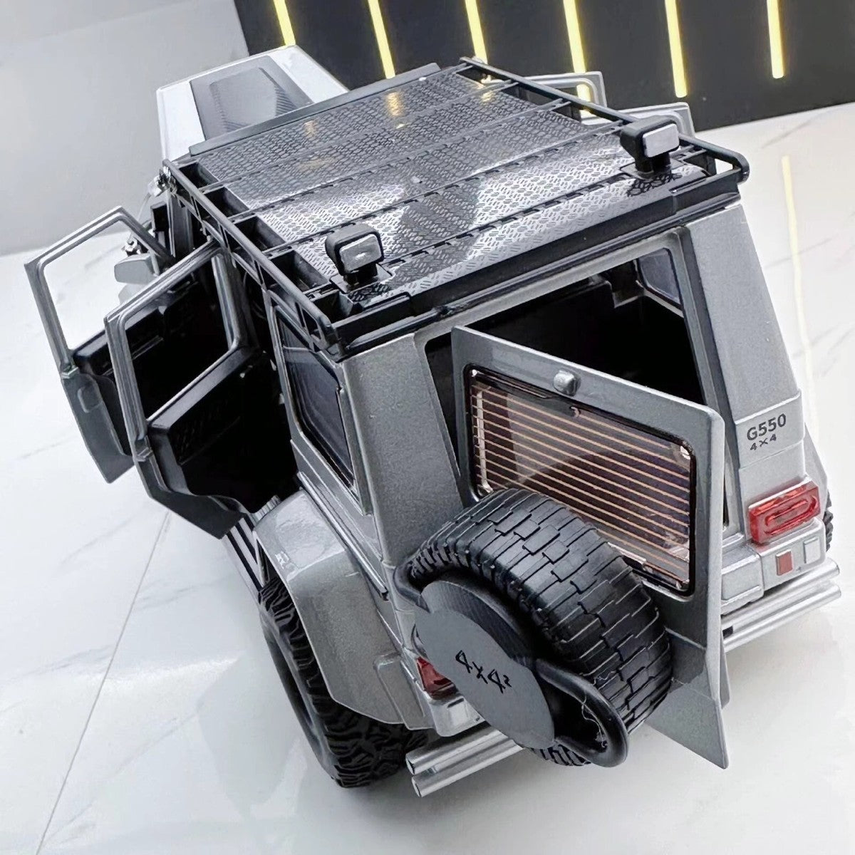 Mercedes-Benz G550 1:24 diecast toy car interior detail