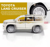 Toyota Land Cruiser 1:24 diecast toy car top view