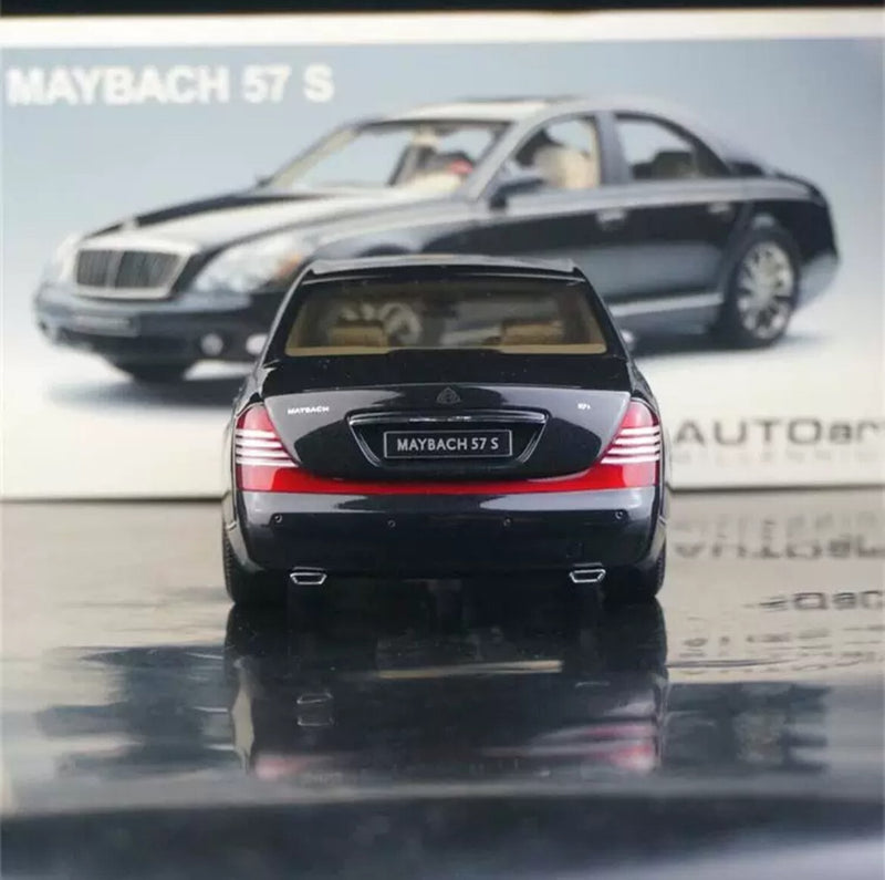 Mercedes-Maybach 1:24 diecast toy car front angle view