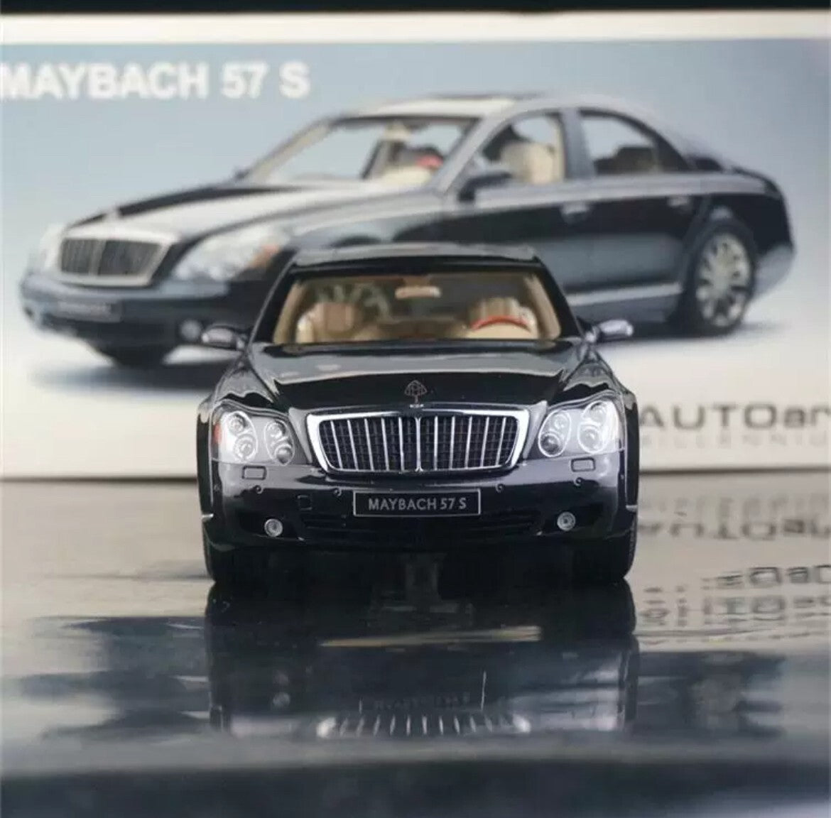 Mercedes-Maybach 1:24 diecast toy car side view