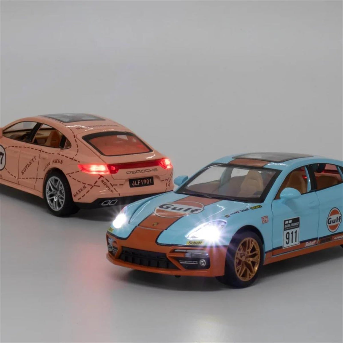 Porsche Panamera Gulf 1:24 diecast toy car opening detail
