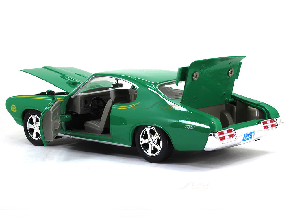 Pontiac GTO Judge 1:24 diecast toy car interior detail