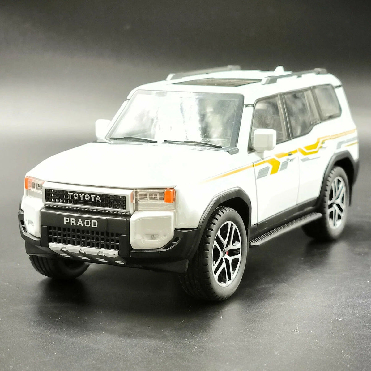 Toyota Land Cruiser Prado LC250 1:24 diecast toy car opening detail