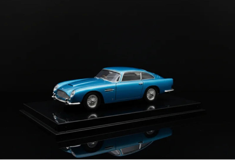 Aston Martin DB5 1963 1:24 diecast toy car front angle view