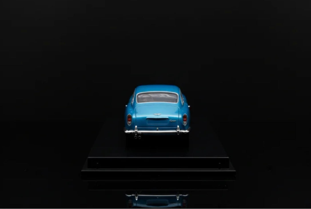 Aston Martin DB5 1963 1:24 diecast toy car side view